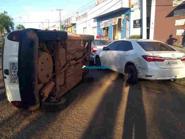 Motorista de Corsa causa acidente envolvendo outros dois veículos