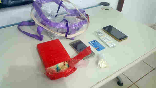 Esposa de presidiário cai com quase um quilo de cocaína