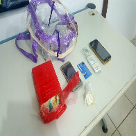 Esposa de presidiário cai com quase um quilo de cocaína