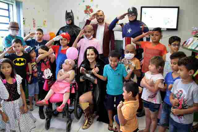 Crianças do setor de oncologia do Hospital de Base recebem a visita de heróis da Marvel e DC