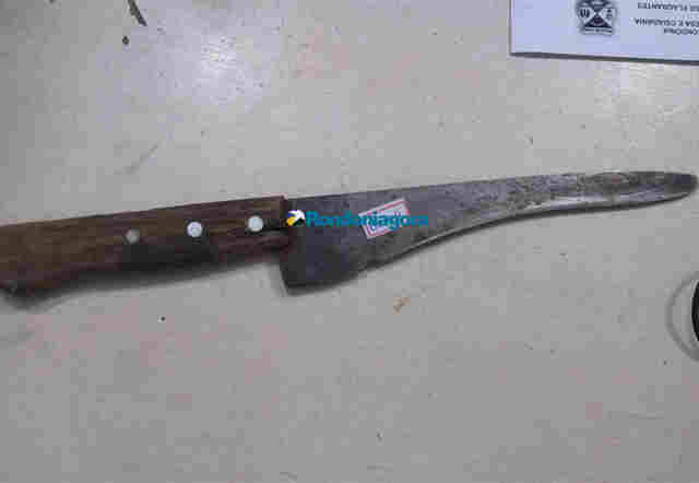 Idoso é preso após esfaquear o próprio filho em casa