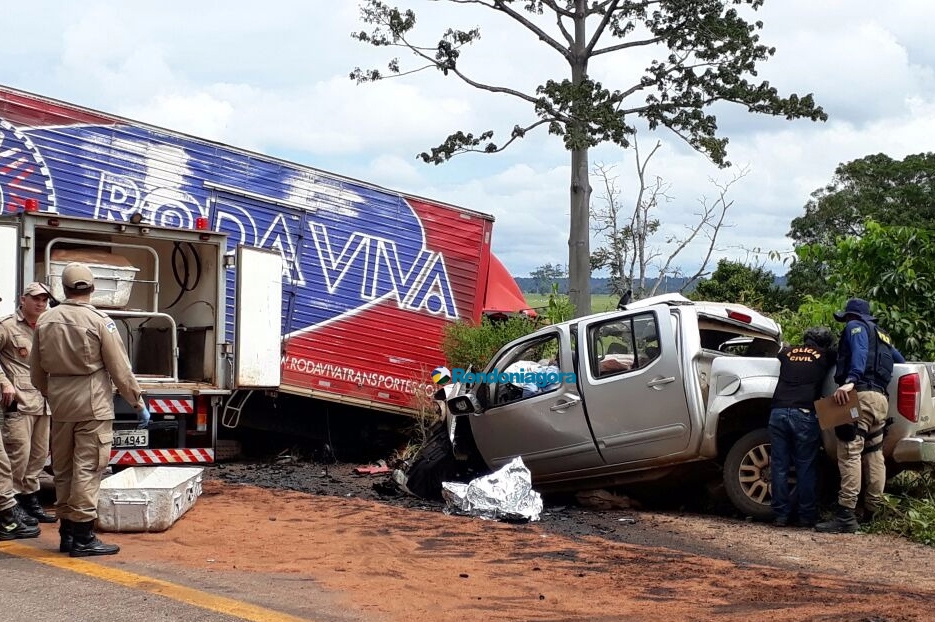 Vídeo: Colisão entre caminhonete e caminhão deixa um morto na BR-364