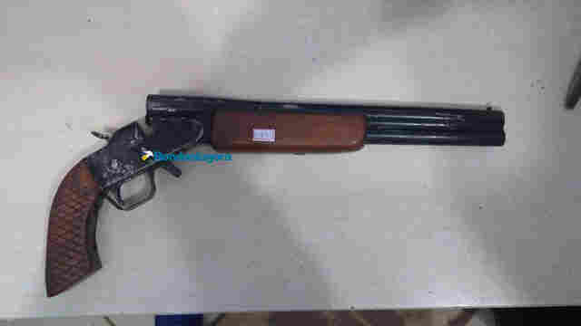 Jovem é flagrado com arma caseira em frente de residência na capital