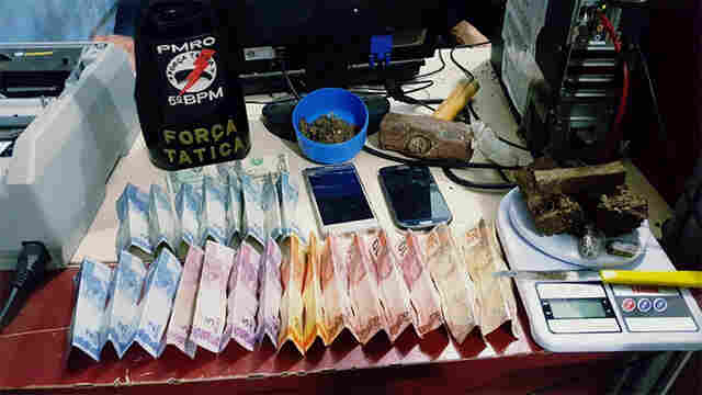 Acadêmico e comparsa são presos vendendo drogas em praça