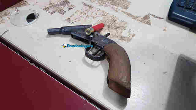 Dupla é detida com arma caseira após roubo de moto na capital