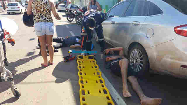 Colisão grave entre carro e moto deixa dois jovens com lesões