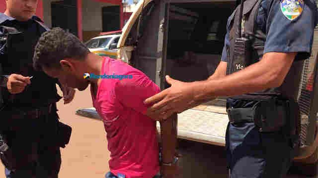 Vídeo: Homem armado com faca rouba mulher e acaba sendo detido por populares