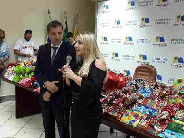 Centenas de presentes comprados com salário do prefeito de Porto Velho são entregues para associações