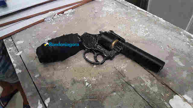 Adolescente é detido após roubar moto e atirar em policiais