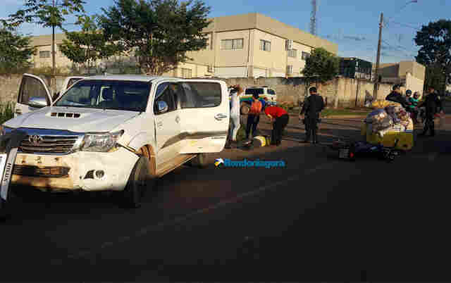 Mulher avança preferencial em camionete e atropela motociclista