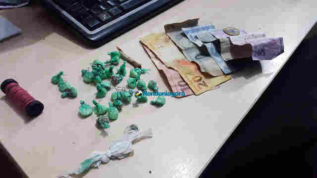 Trio é preso com quase 30 porções de cocaína a menos de duas quadras da delegacia