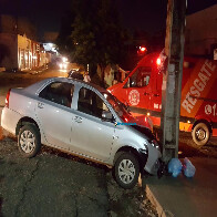 Carro bate em poste após mulher invadir preferencial e causar colisão