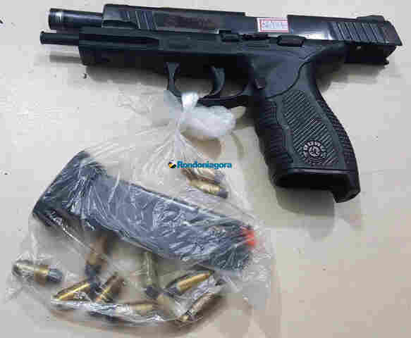 Mulher é presa com pistola após tentar matar vizinho com um tiro