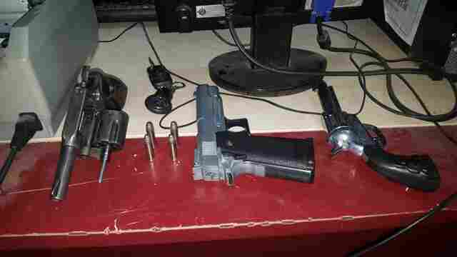 Bando é preso com armas após roubar veículo em casa e bolsa de mulher em parada de ônibus