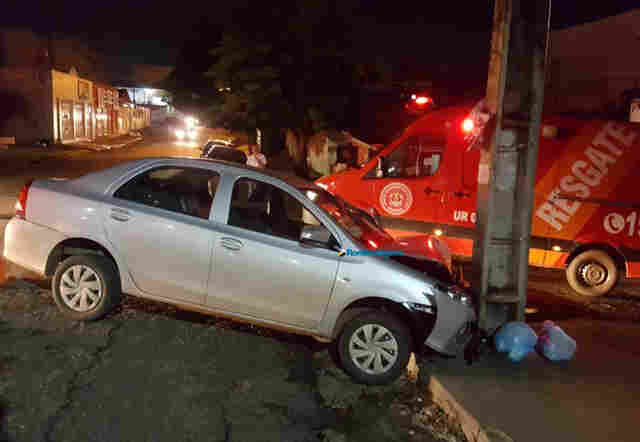 Carro bate em poste após mulher invadir preferencial e causar colisão