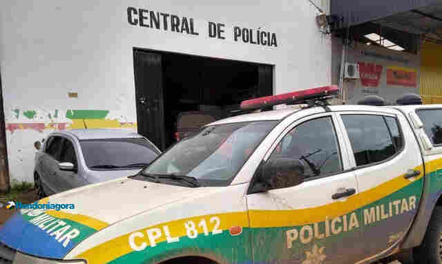 Polícia prende ex-casal que brigava para não cuidar do filho e homem que espancou a esposa