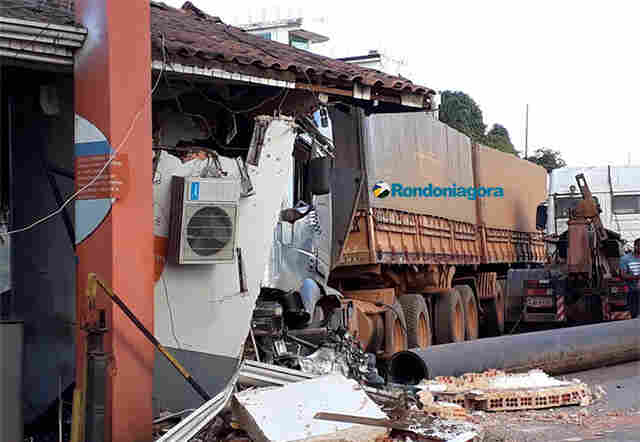 Carreta destrói guarita e moto no Porto de Porto Velho