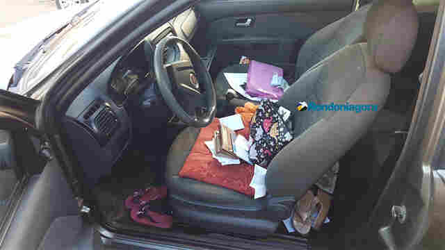 Dois são presos com bolsa de mulher após arrombarem carro