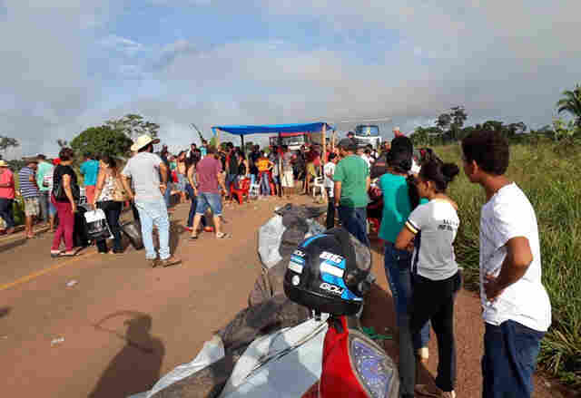 Moradores fecham BR-364 em Vista Alegre do Abunã