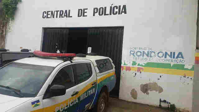 Usando trator, homem tenta derrubar casa com mulher dentro