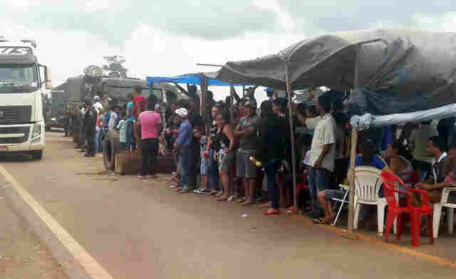 Manifestantes continuam com bloqueio na BR-364 em Vista Alegre do Abunã; vídeo
