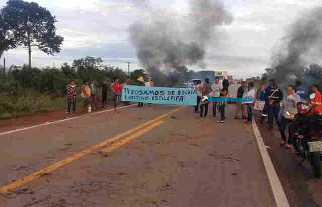 Moradores de Nova Mutum bloqueiam BR-364 e manifestação continua em Vista Alegre do Abunã