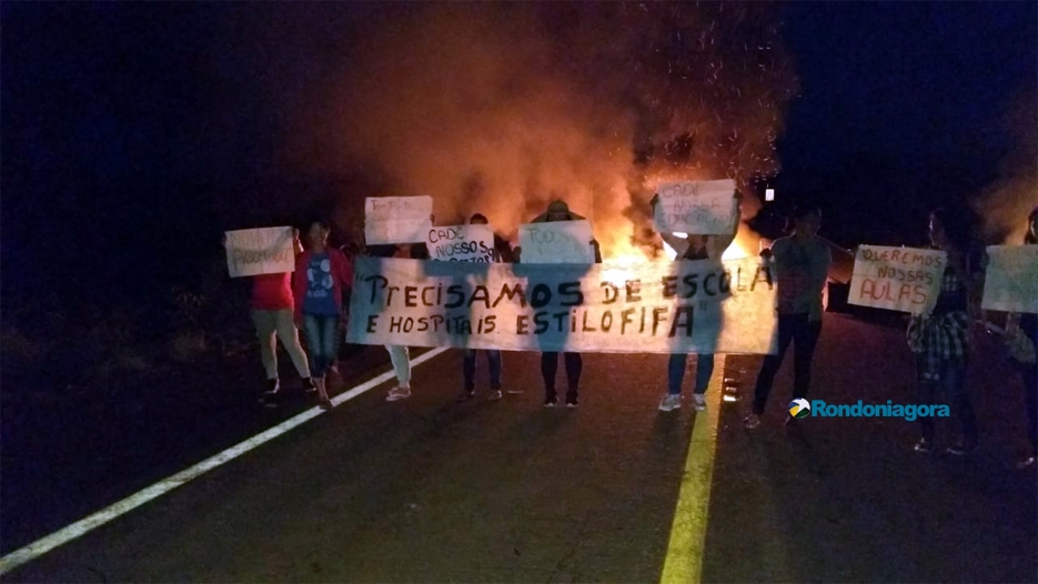Moradores de Nova Mutum bloqueiam BR-364 e manifestação continua em Vista Alegre do Abunã