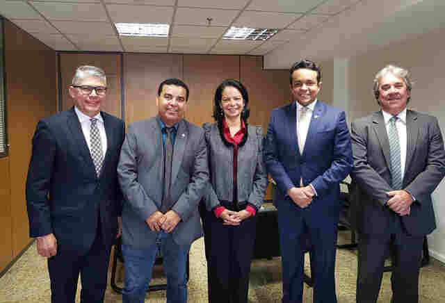 Garçon vai ao Ministério das Cidades e pede apoio para Prefeitura agilizar entrega de títulos