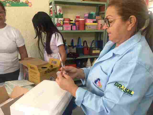Crianças de escola onde aluna morreu de meningite são vacinadas; Semusa alerta pais