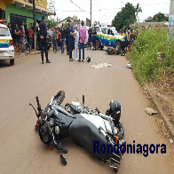 Motociclista morre e esposa fica em estado grave em colisão entre carro e motos na capital