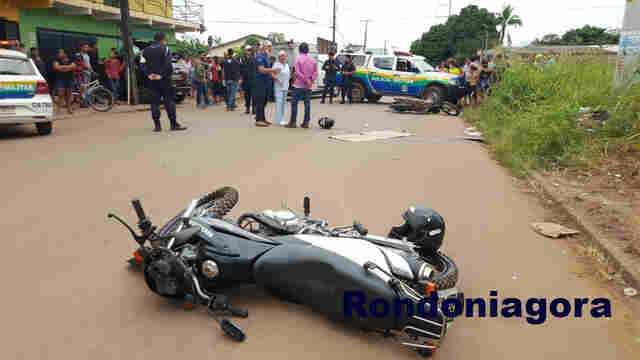 Motociclista morre e esposa fica em estado grave em colisão entre carro e motos na capital