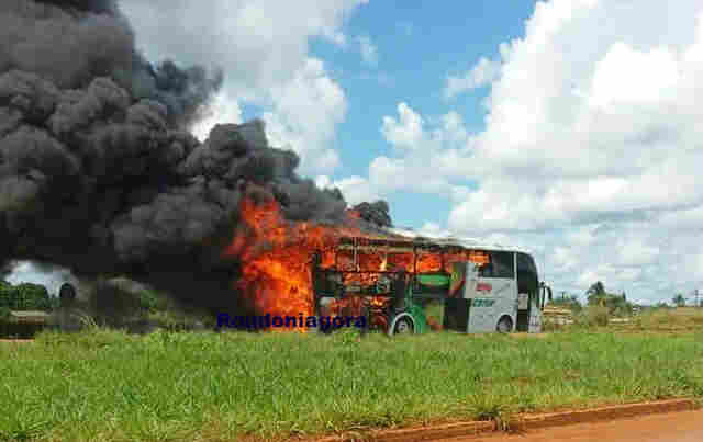 Vídeo: Fogo destrói ônibus da Eucatur na BR-364 em Rondônia