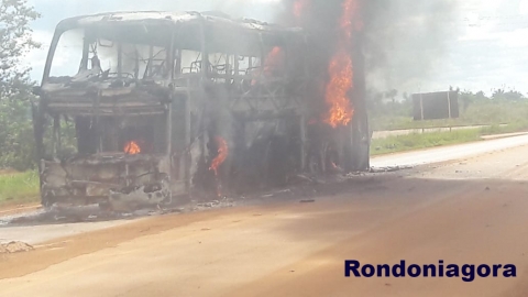 Vídeo: Fogo destrói ônibus da Eucatur na BR-364 em Rondônia