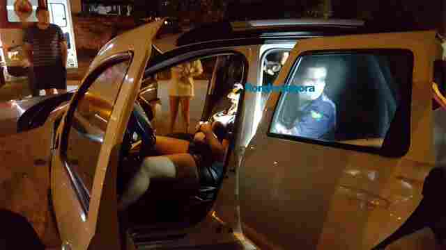 Motorista fica ferida após capotamento em cruzamento