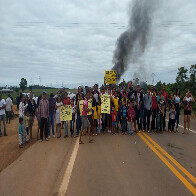 Moradores bloqueiam BR-364 para exigir retorno de transporte escolar; vídeo