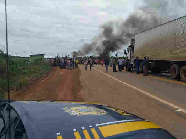 Moradores liberam BR-364 após compromisso da Semed