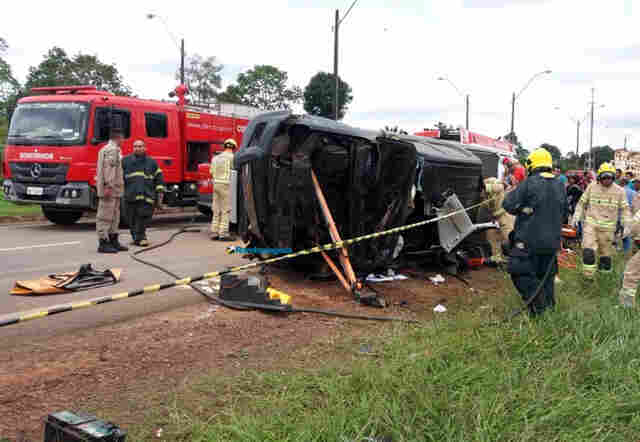 Capotamento na BR-364, em frente a Unir, deixa vítima presa às ferragens