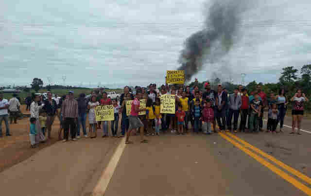 Moradores bloqueiam BR-364 para exigir retorno de transporte escolar; vídeo