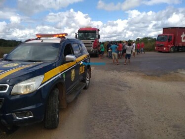 Caminhoneiros protestam em ao menos 8 pontos da BR-364 em Rondônia; confira fotos e vídeos