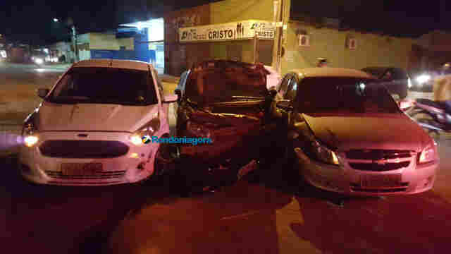 Motorista fica ferido após se envolver em acidente com três carros na capital