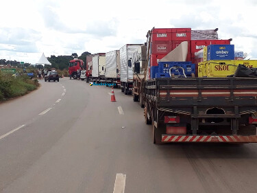 Vídeos: Caminhoneiros protestam na BR-364 em Rondônia contra os constantes aumentos dos combustíveis