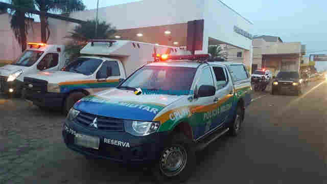 Homem não aceita fim do relacionamento e tenta matar ex-esposa a facadas na capital