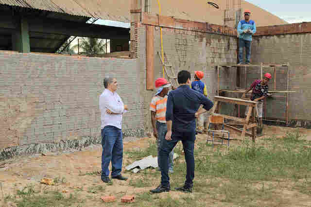 Deputado Aélcio da TV visita obras nas escolas