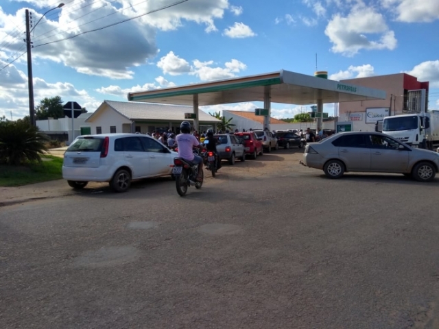 Gasolina em Ji-Paraná chega a R$ 5,99; filas são grandes