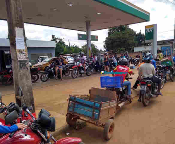 Vídeo: Filas imensas nos postos que ainda têm combustível em Porto Velho