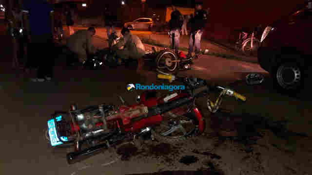 Duas pessoas ficam gravemente feridas após colisão frontal de motos