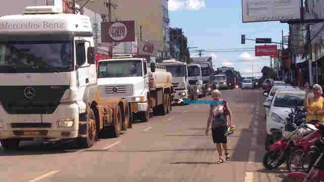 Ao vivo: Caminhoneiros protestam na Capital; população apoia