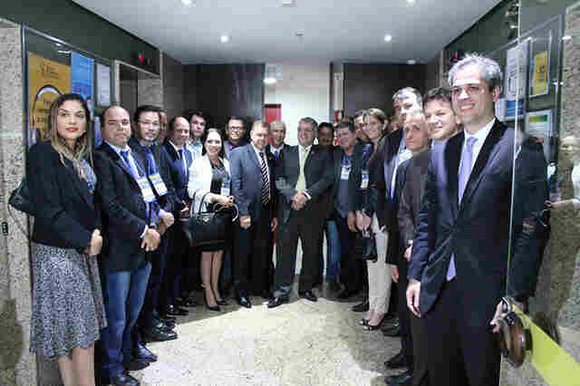 Ação do deputado Lúcio Mosquini derruba obrigatoriedade das prefeituras instalarem câmeras de ré em ônibus usados