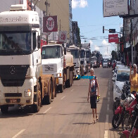 Ao vivo: Caminhoneiros protestam na Capital; popula&ccedil;&atilde;o apoia