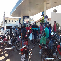 Motoristas “cercam” posto que abastece apenas viaturas